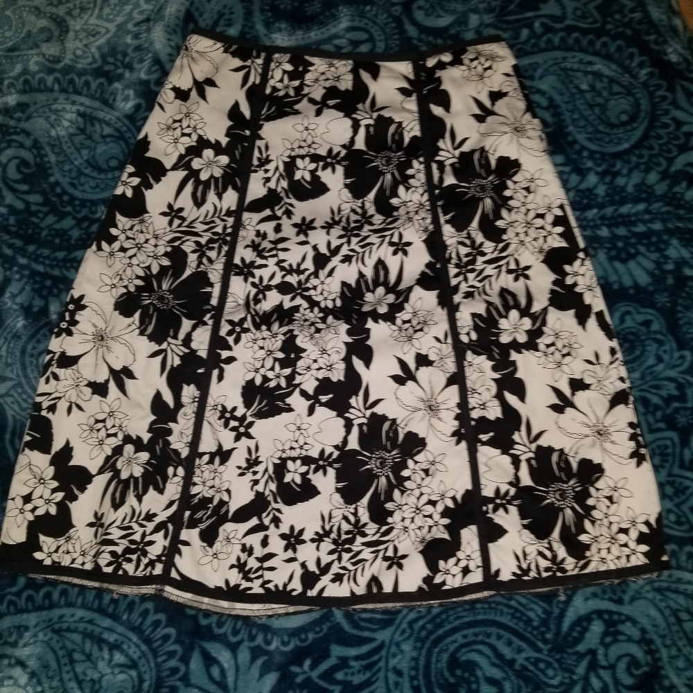 🩵 B2G1 EUC womens below the knee unlined skirt